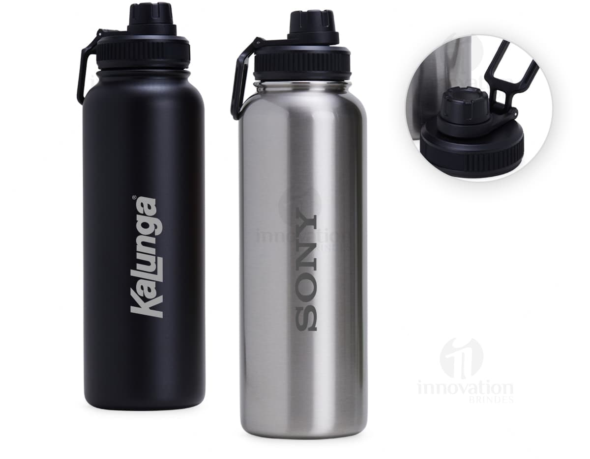 Garrafa térmica inox de 1.2L com tampa, ideal para armazenar líquidos de forma saudável e manter a temperatura por mais tempo. Feita em aço inoxidável, possui design clean e prático, garantindo frescor e pureza no armazenamento. Ideal para uso em atividades ao ar livre, como camping e caminhadas.