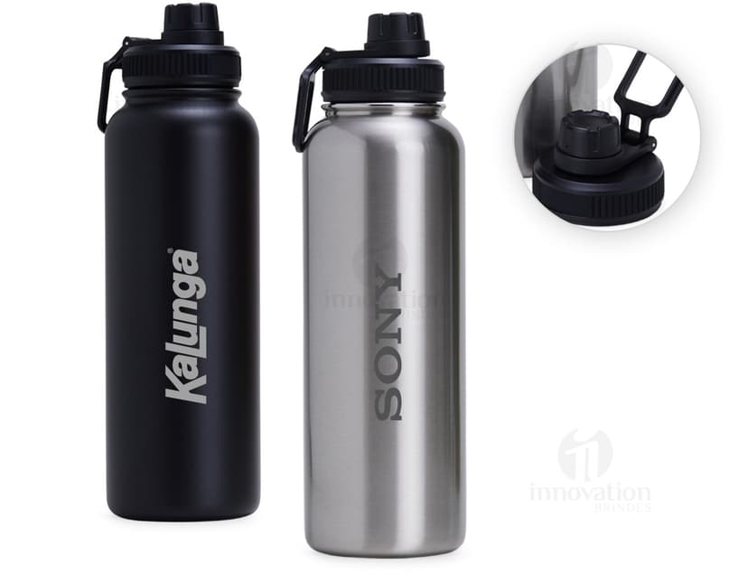 Garrafa térmica inox de 1.2L com tampa, ideal para armazenar líquidos de forma saudável e manter a temperatura por mais tempo. Feita em aço inoxidável, possui design clean e prático, garantindo frescor e pureza no armazenamento. Ideal para uso em atividades ao ar livre, como camping e caminhadas.