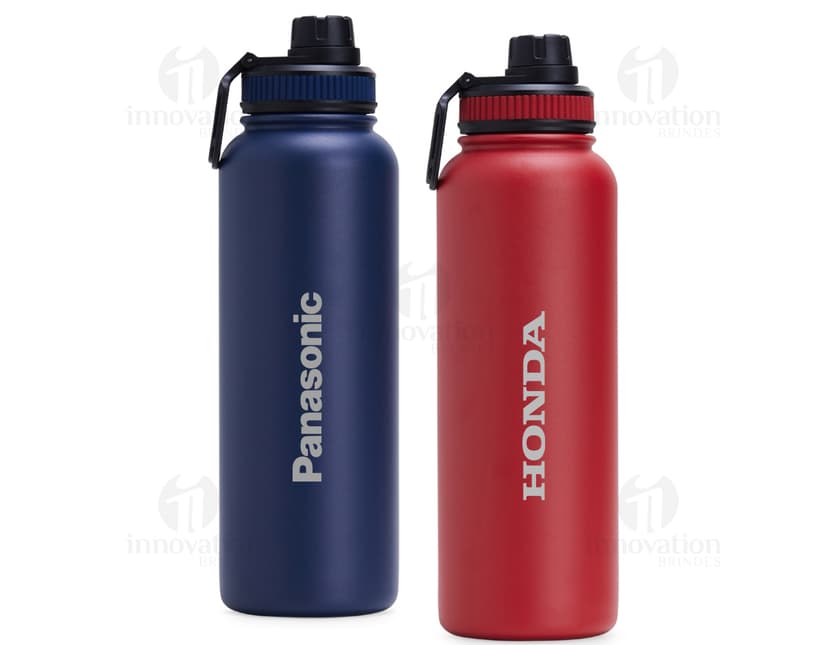 Garrafa térmica inox de 1.2L com tampa, ideal para armazenar líquidos de forma saudável e manter a temperatura por mais tempo. Feita em aço inoxidável, possui design clean e prático, garantindo frescor e pureza no armazenamento. Ideal para uso em atividades ao ar livre, como camping e caminhadas.