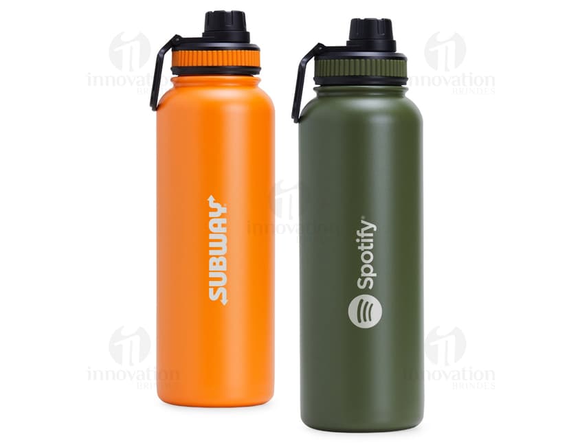 Garrafa térmica inox de 1.2L com tampa, ideal para armazenar líquidos de forma saudável e manter a temperatura por mais tempo. Feita em aço inoxidável, possui design clean e prático, garantindo frescor e pureza no armazenamento. Ideal para uso em atividades ao ar livre, como camping e caminhadas.