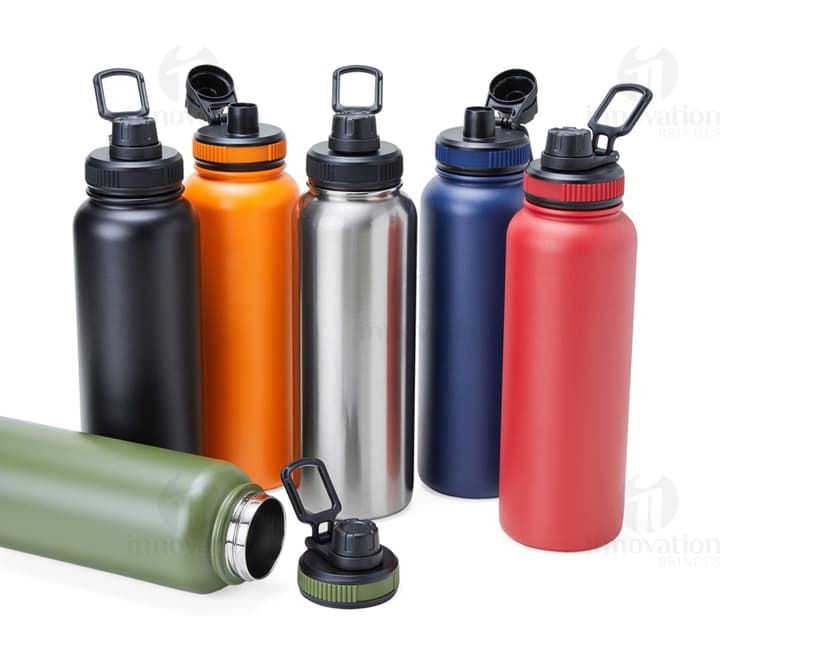 Garrafa térmica inox de 1.2L com tampa, ideal para armazenar líquidos de forma saudável e manter a temperatura por mais tempo. Feita em aço inoxidável, possui design clean e prático, garantindo frescor e pureza no armazenamento. Ideal para uso em atividades ao ar livre, como camping e caminhadas.