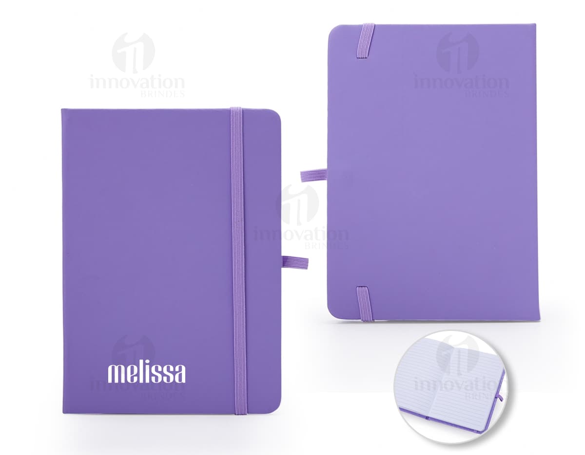 Bloco de anotações emborrachado 17x12, ideal para organizar suas tarefas do dia a dia com estilo e praticidade. Perfeito para presentear ou utilizar no trabalho ou estudos. Garanta já o seu!