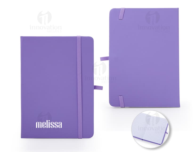 Bloco de anotações emborrachado 17x12, ideal para organizar suas tarefas do dia a dia com estilo e praticidade. Perfeito para presentear ou utilizar no trabalho ou estudos. Garanta já o seu!