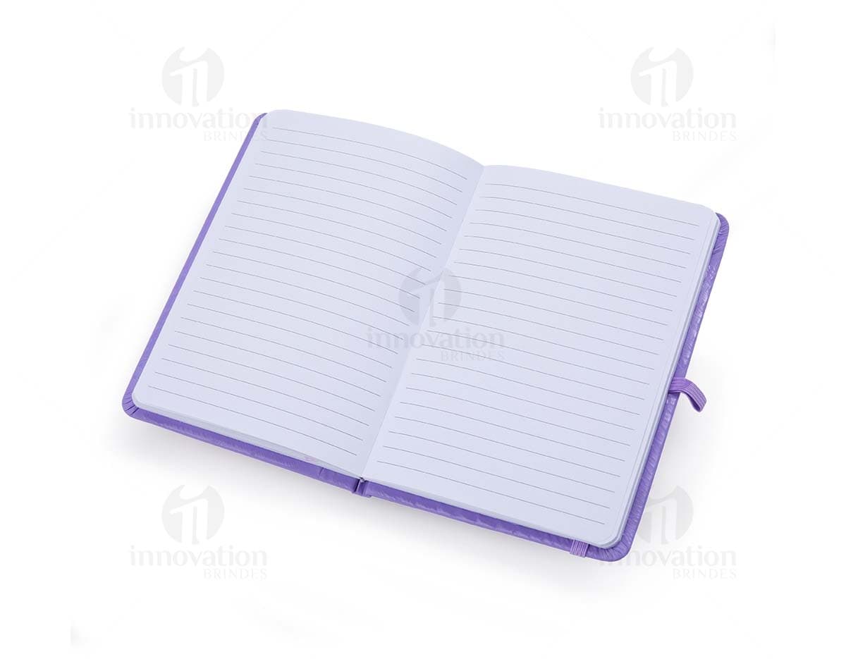 Bloco de anotações emborrachado 17x12, ideal para suas anotações diárias. Prático e resistente, perfeito para levar aonde quer que vá. Adquira o seu agora!