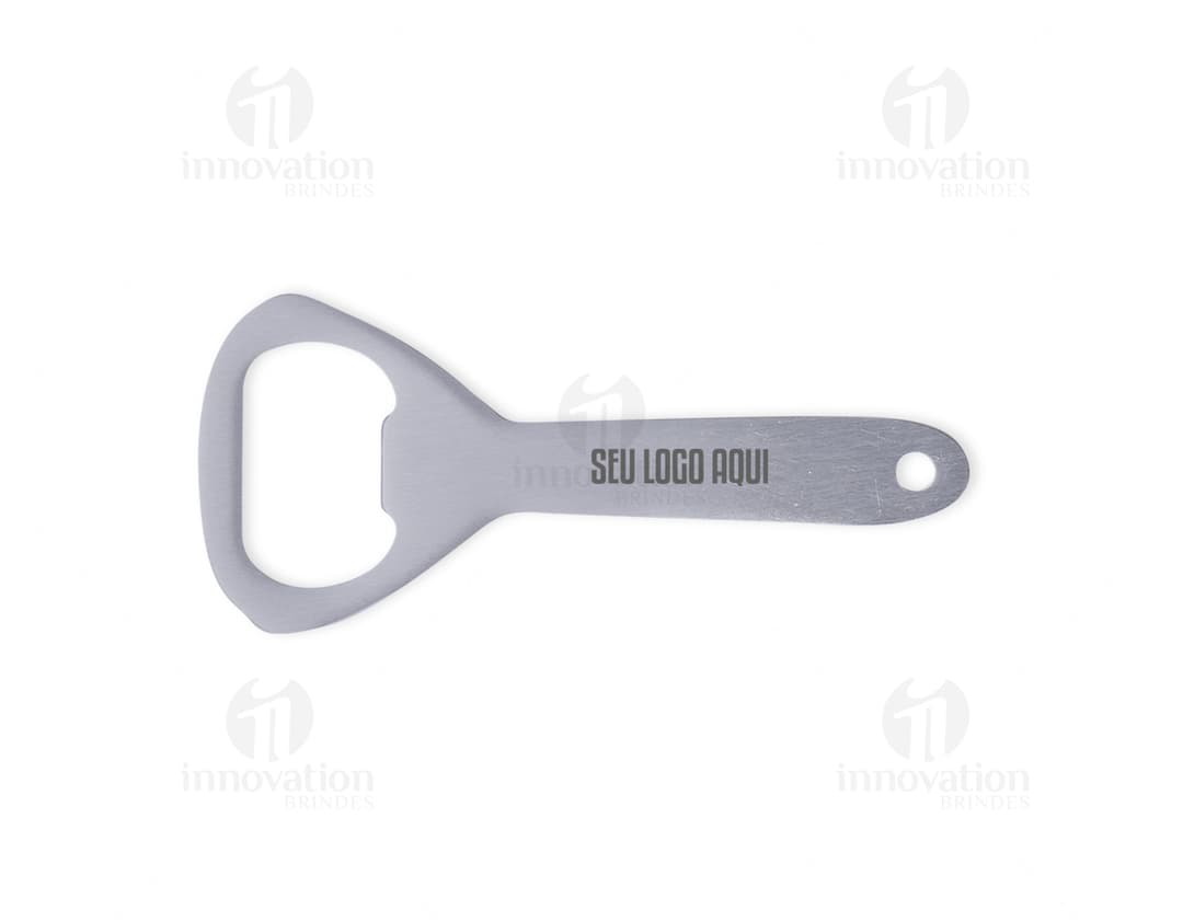 A imagem mostra um abridor de garrafa metálico, feito de aço inoxidável e com um design ajustável e afiado. É um utensílio de cozinha prático e versátil, ideal para abrir garrafas com facilidade. O abridor de garrafa possui uma alça resistente e durável, o que o torna perfeito para uso doméstico ou em restaurantes. Sua cor prateada e acabamento cromado dão um toque de elegância ao produto.