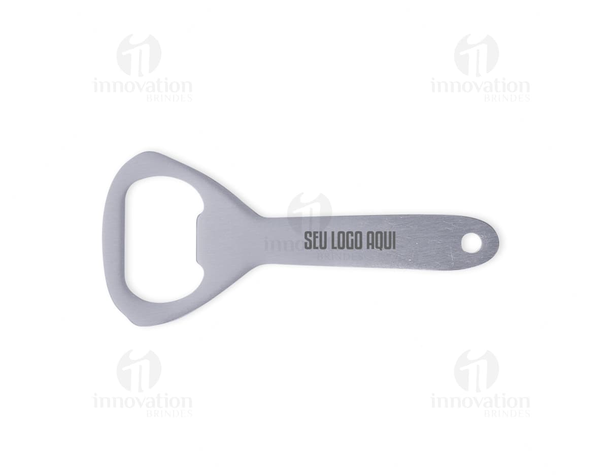 A imagem mostra um abridor de garrafa metálico, feito de aço inoxidável e com um design ajustável e afiado. É um utensílio de cozinha prático e versátil, ideal para abrir garrafas com facilidade. O abridor de garrafa possui uma alça resistente e durável, o que o torna perfeito para uso doméstico ou em restaurantes. Sua cor prateada e acabamento cromado dão um toque de elegância ao produto.