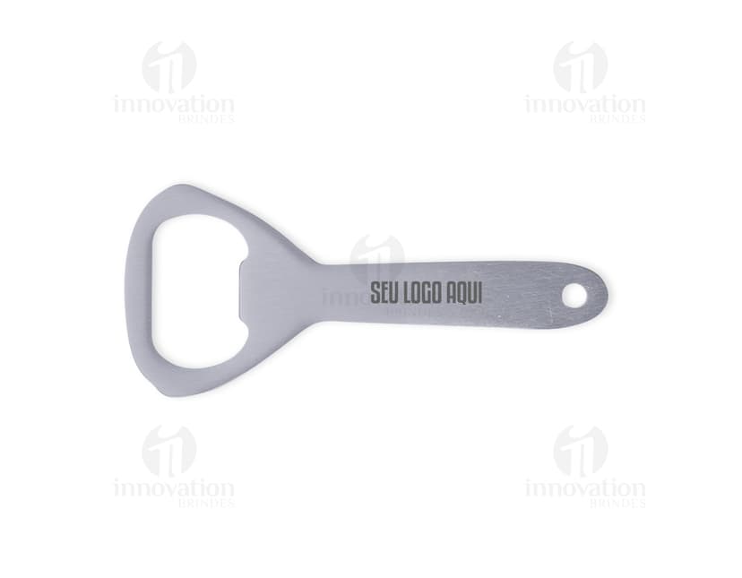 A imagem mostra um abridor de garrafa metálico, feito de aço inoxidável e com um design ajustável e afiado. É um utensílio de cozinha prático e versátil, ideal para abrir garrafas com facilidade. O abridor de garrafa possui uma alça resistente e durável, o que o torna perfeito para uso doméstico ou em restaurantes. Sua cor prateada e acabamento cromado dão um toque de elegância ao produto.