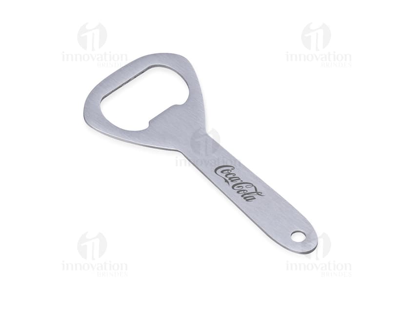 A imagem mostra um abridor de garrafa metálico, feito de aço inoxidável e com um design ajustável e afiado. É um utensílio de cozinha prático e versátil, ideal para abrir garrafas com facilidade. O abridor de garrafa possui uma alça resistente e durável, o que o torna perfeito para uso doméstico ou em restaurantes. Sua cor prateada e acabamento cromado dão um toque de elegância ao produto.