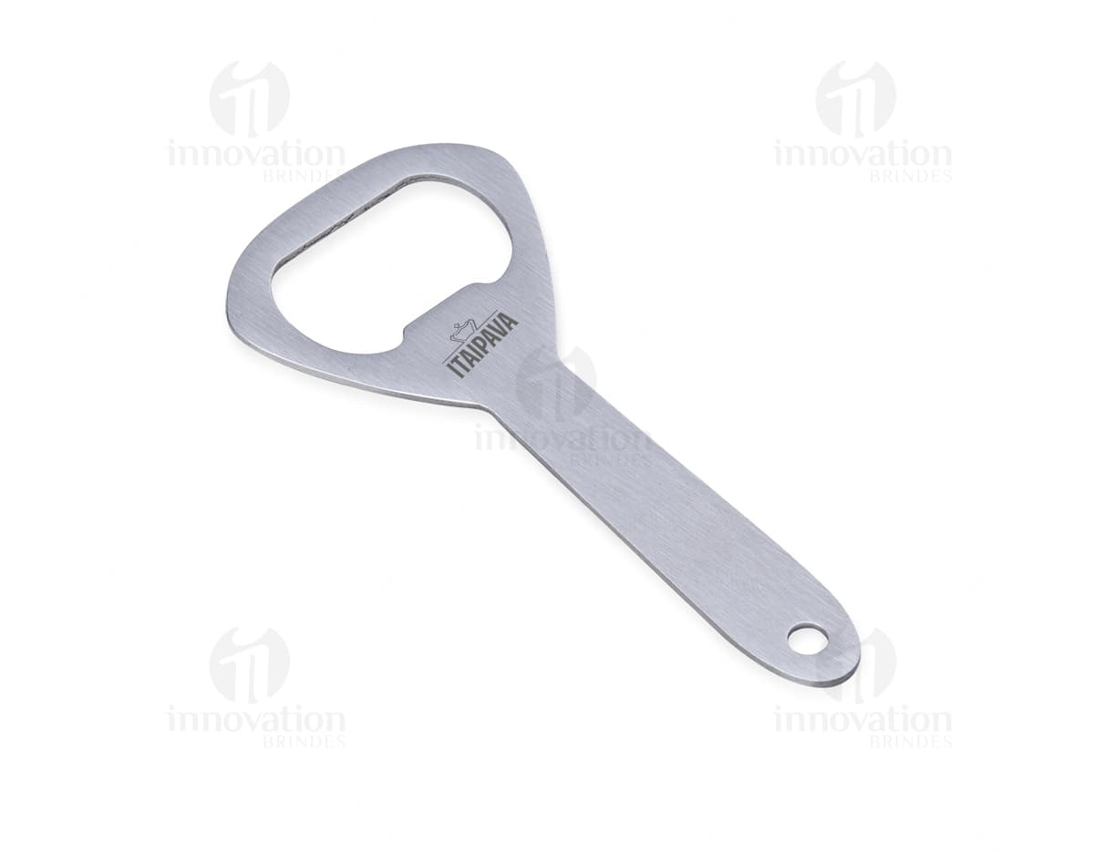 A imagem mostra um abridor de garrafa metálico, feito de aço inoxidável e com um design ajustável e afiado. É um utensílio de cozinha prático e versátil, ideal para abrir garrafas com facilidade. O abridor de garrafa possui uma alça resistente e durável, o que o torna perfeito para uso doméstico ou em restaurantes. Sua cor prateada e acabamento cromado dão um toque de elegância ao produto.