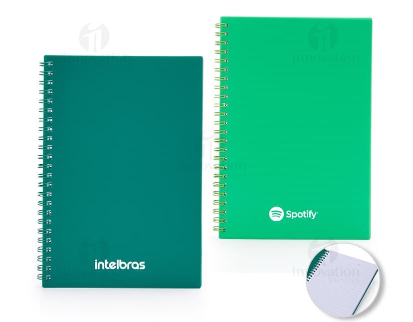 Caderno A5 de plástico com wire-o metálico em um modelo de papel timbrado em branco, com bordas decorativas e padrões vintage e retro. Ideal para uso no escritório, negócios e educação, proporcionando um espaço vazio para escrever mensagens ou notas. O design criativo e moderno combina elementos antigos e novos, com textura grunge e ornamentos.