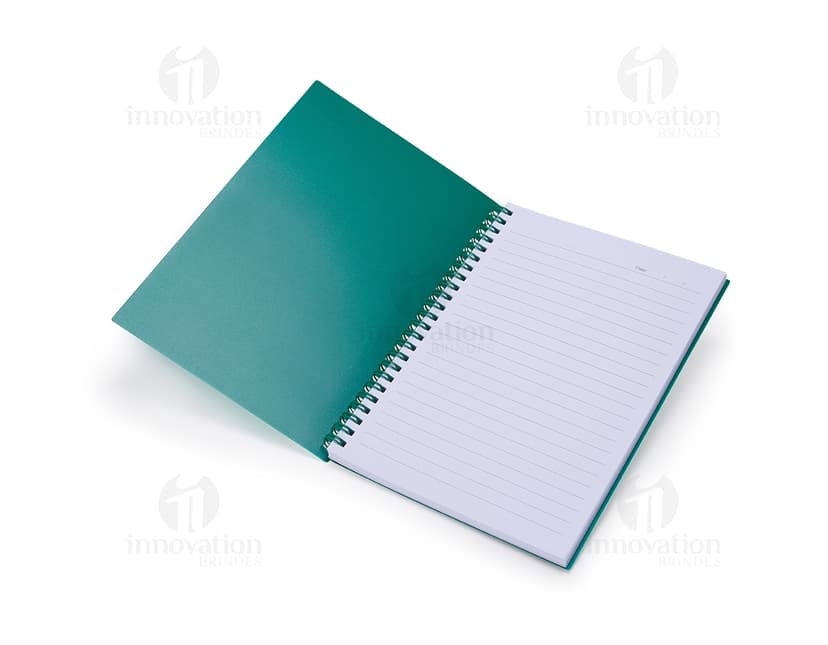 Caderno A5 de plástico com wire-o metálico em um modelo de papel timbrado em branco, com bordas decorativas e padrões vintage e retro. Ideal para uso no escritório, negócios e educação, proporcionando um espaço vazio para escrever mensagens ou notas. O design criativo e moderno combina elementos antigos e novos, com textura grunge e ornamentos.