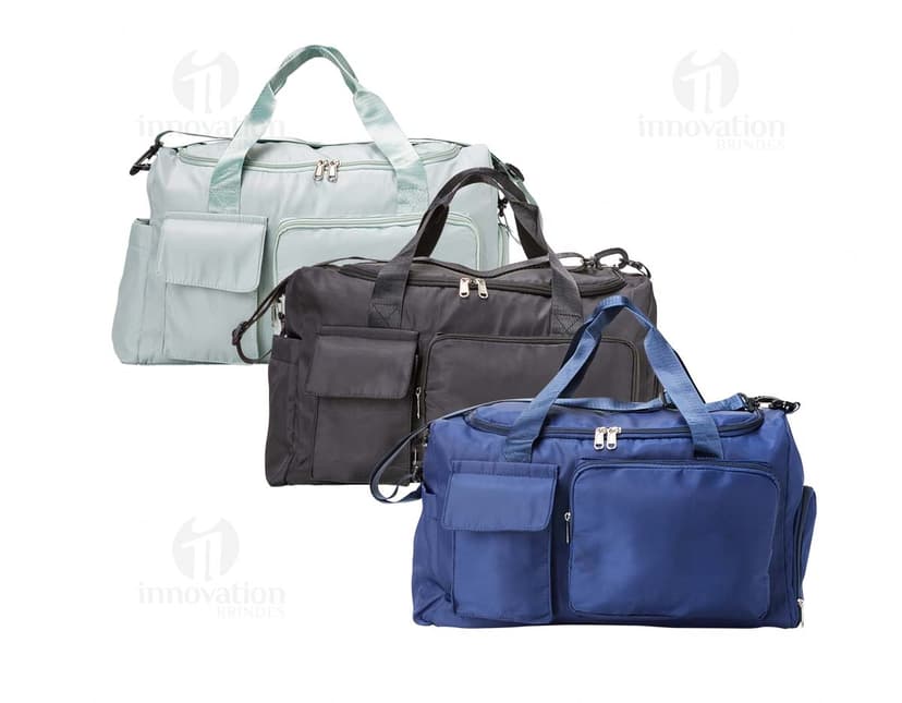 Bolsa esportiva de 28 litros em nylon marrom e preto com alças de couro, zipper, bolso e fivela. Ideal para viagens, academia e passeios.