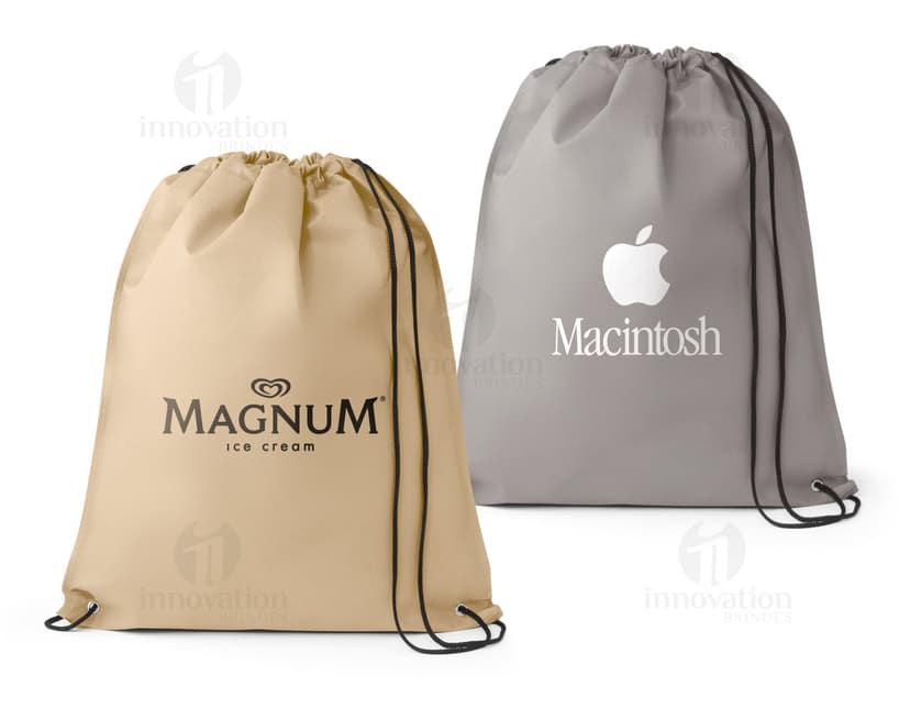 Mochila Saco Tnt preta e marrom com alça de couro, design elegante e textura suave. Ideal para viagens e compras, possui shape clean e estilo retro. Perfecto para transporte de mercadorias e objetos de forma organizada e com muito charme.