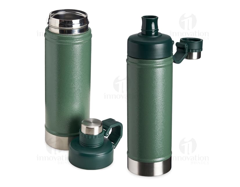 Garrafa térmica 700ml em metal prateado, moderna e profissional. Apresenta design retro e clássico, com tampa de aperto e visor de exibição. Ideal para manter líquidos quentes ou frios por longos períodos.