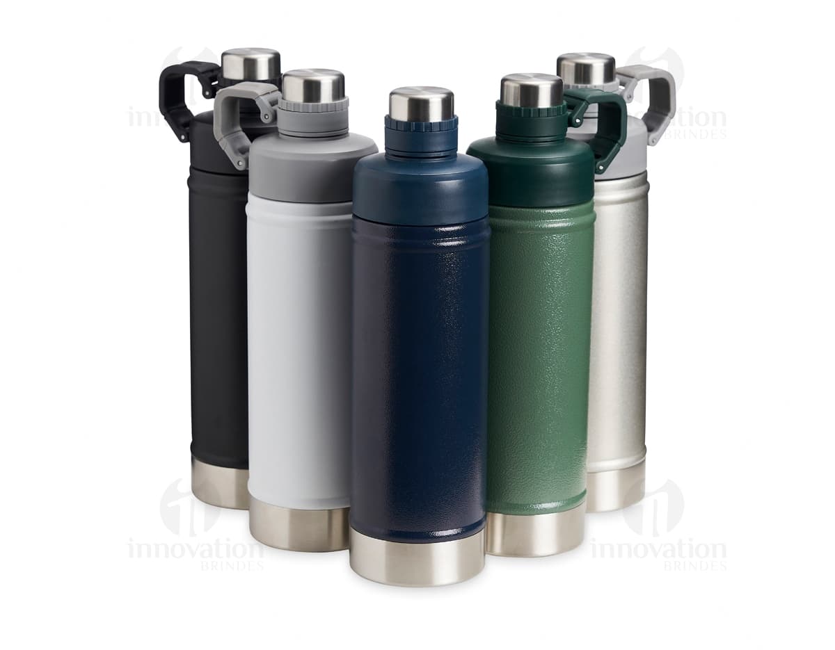 Garrafa térmica 700ml em metal prateado, moderna e profissional. Apresenta design retro e clássico, com tampa de aperto e visor de exibição. Ideal para manter líquidos quentes ou frios por longos períodos.