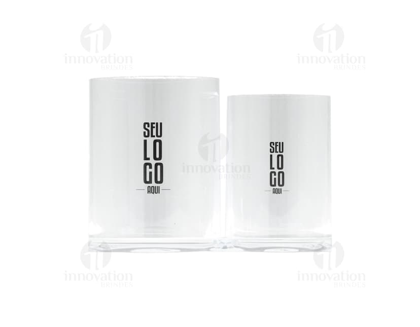 Um porta caneta duplo colorido, feito de madeira, contendo lápis, canetas, giz de cera e outros materiais de escrita e desenho. O objeto é perfeito para organizar ferramentas criativas e de escrita, sendo ideal para uso escolar, artístico ou de escritório.