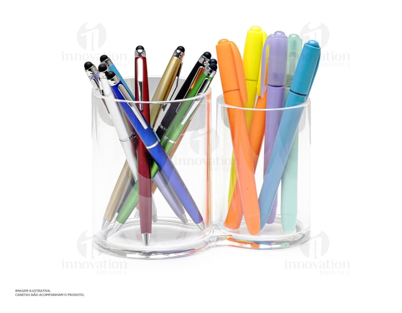 Um porta caneta duplo colorido, feito de madeira, contendo lápis, canetas, giz de cera e outros materiais de escrita e desenho. O objeto é perfeito para organizar ferramentas criativas e de escrita, sendo ideal para uso escolar, artístico ou de escritório.