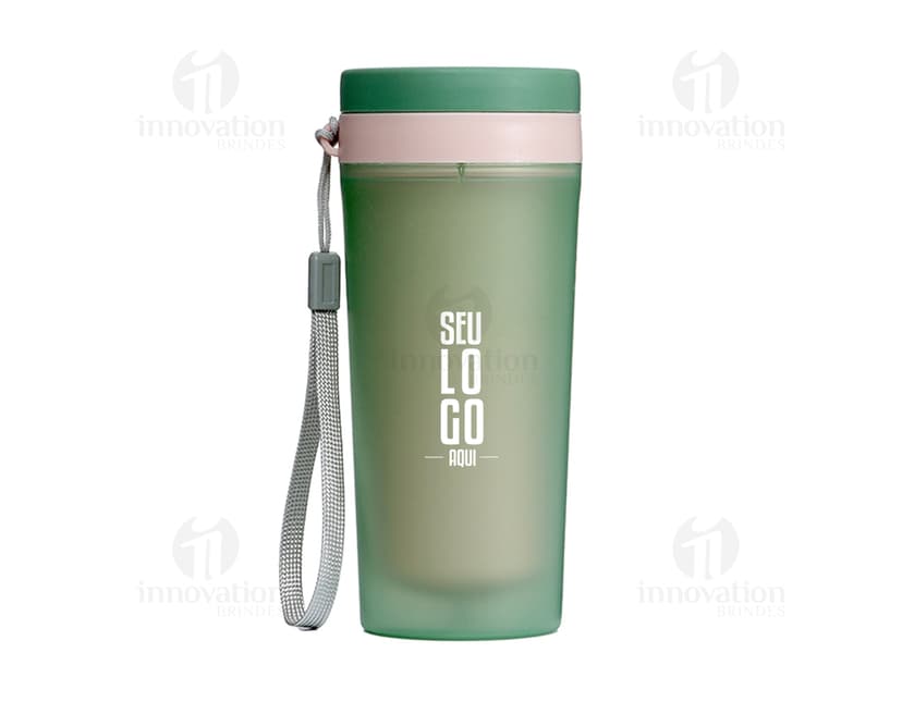 Copo plástico de 350ml

Ideal para manter suas bebidas geladas durante todo o dia, esse copo plástico de 350ml é perfeito para levar para a escola, trabalho ou para um passeio ao ar livre. Leve, prático e resistente, ele é a escolha perfeita para quem busca qualidade e praticidade. Garanta o seu agora e aproveite!