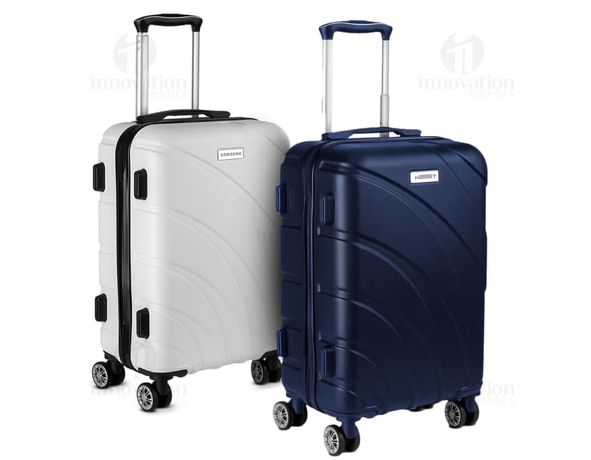 Mala de bordo feita de ABS com carrinho de aço, moderna e resistente. Ideal para viagens de negócios ou lazer, é um item de transporte seguro e prático para guardar seus pertences com segurança. A mala possui detalhes em metal e rodinhas que facilitam o seu deslocamento.