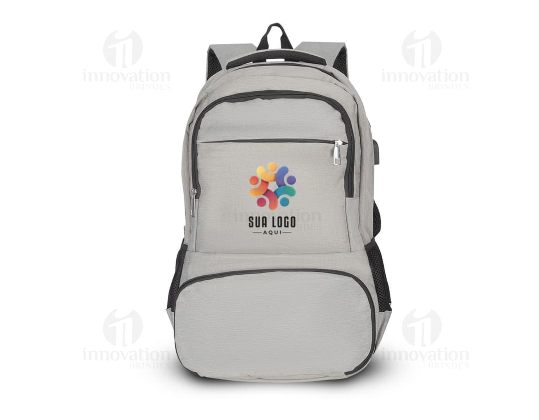 Mochila preta de couro com material reciclável e isolamento térmico, moderna e estilosa. Possui alça, zíper, bolso e espaço para armazenar objetos. Ideal para viagens, passeios e atividades esportivas.