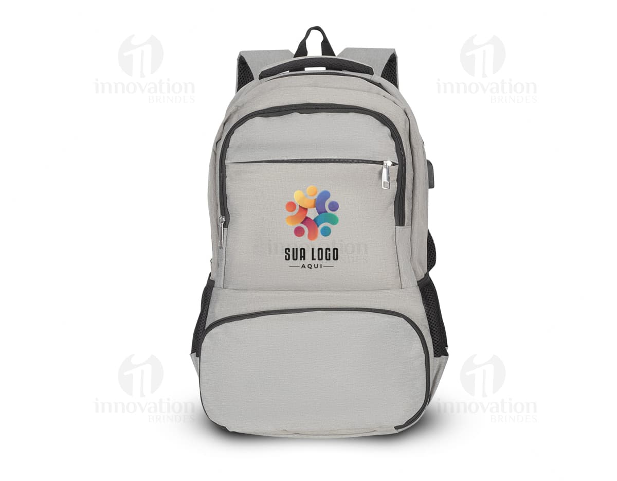 Mochila preta de couro com material reciclável e isolamento térmico, moderna e estilosa. Possui alça, zíper, bolso e espaço para armazenar objetos. Ideal para viagens, passeios e atividades esportivas.