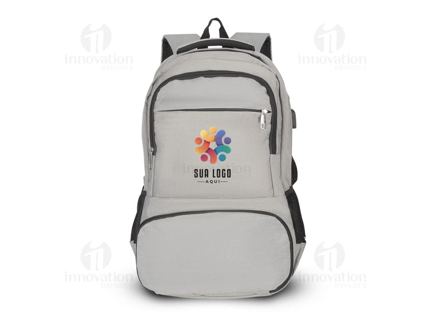 Mochila preta de couro com material reciclável e isolamento térmico, moderna e estilosa. Possui alça, zíper, bolso e espaço para armazenar objetos. Ideal para viagens, passeios e atividades esportivas.