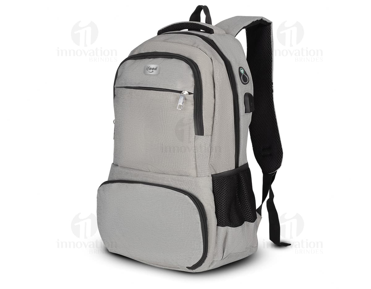 Mochila preta de couro com material reciclável e isolamento térmico, moderna e estilosa. Possui alça, zíper, bolso e espaço para armazenar objetos. Ideal para viagens, passeios e atividades esportivas.