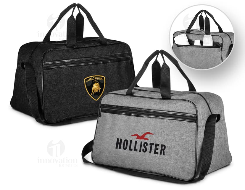 Mala esportiva de couro preto com bolso externo, alça de mão e alça de ombro, moderna e elegante, ideal para viagens e transporte de equipamentos esportivos.