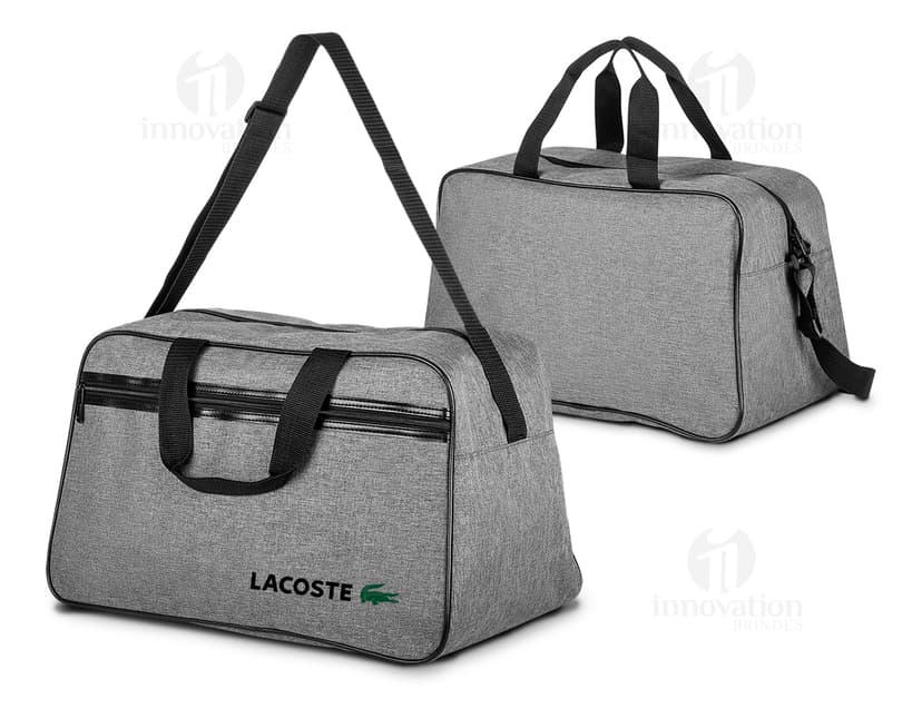 Mala esportiva de couro preto com bolso externo, alça de mão e alça de ombro, moderna e elegante, ideal para viagens e transporte de equipamentos esportivos.