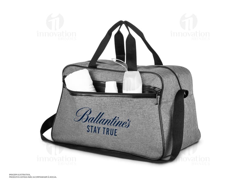 Mala esportiva de couro preto com bolso externo, alça de mão e alça de ombro, moderna e elegante, ideal para viagens e transporte de equipamentos esportivos.