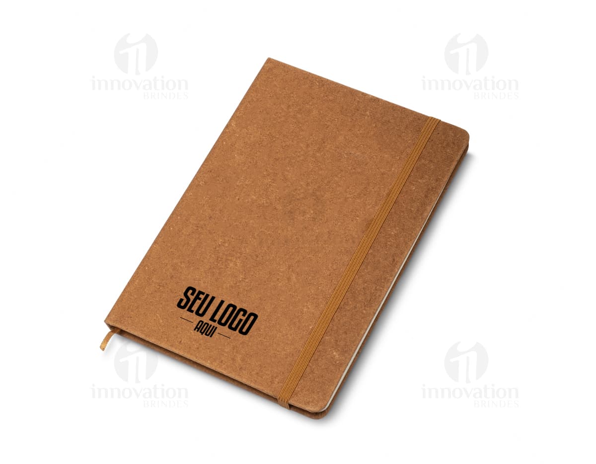 Kit caderno e caneta reciclável em uma mesa de escritório com notebook, papel, livro, caneta, notas em branco, diário, documentos, bloco de notas, lembrete, mensagem, lista, organizador de couro, moeda, carta, notas, lápis e envelope.