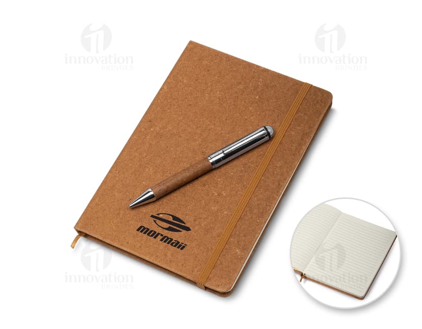 Kit caderno e caneta reciclável em uma mesa de escritório com notebook, papel, livro, caneta, notas em branco, diário, documentos, bloco de notas, lembrete, mensagem, lista, organizador de couro, moeda, carta, notas, lápis e envelope.