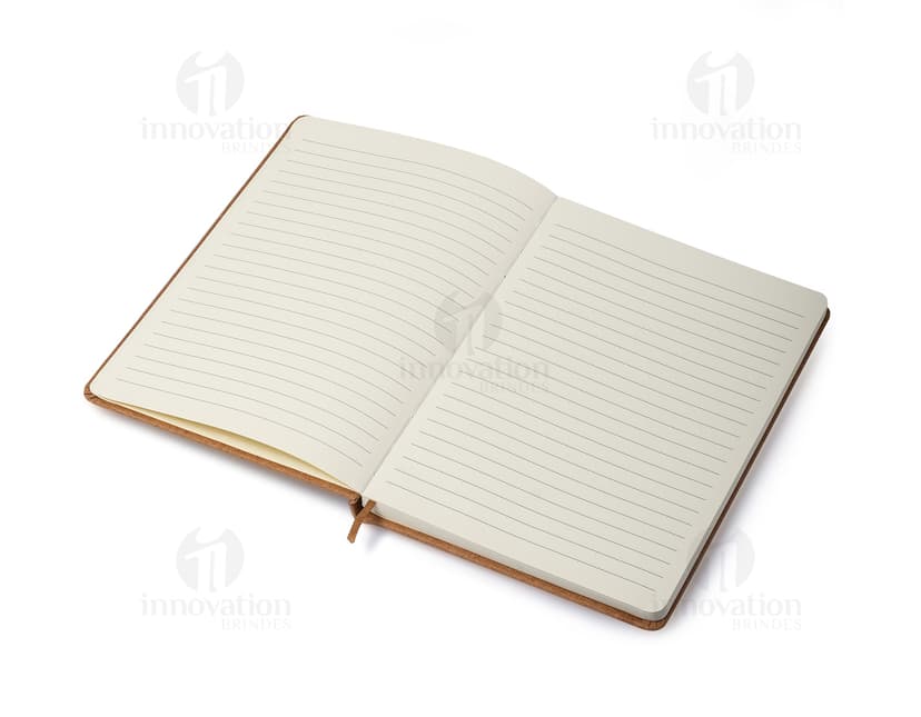 Kit caderno e caneta reciclável em uma mesa de escritório com notebook, papel, livro, caneta, notas em branco, diário, documentos, bloco de notas, lembrete, mensagem, lista, organizador de couro, moeda, carta, notas, lápis e envelope.