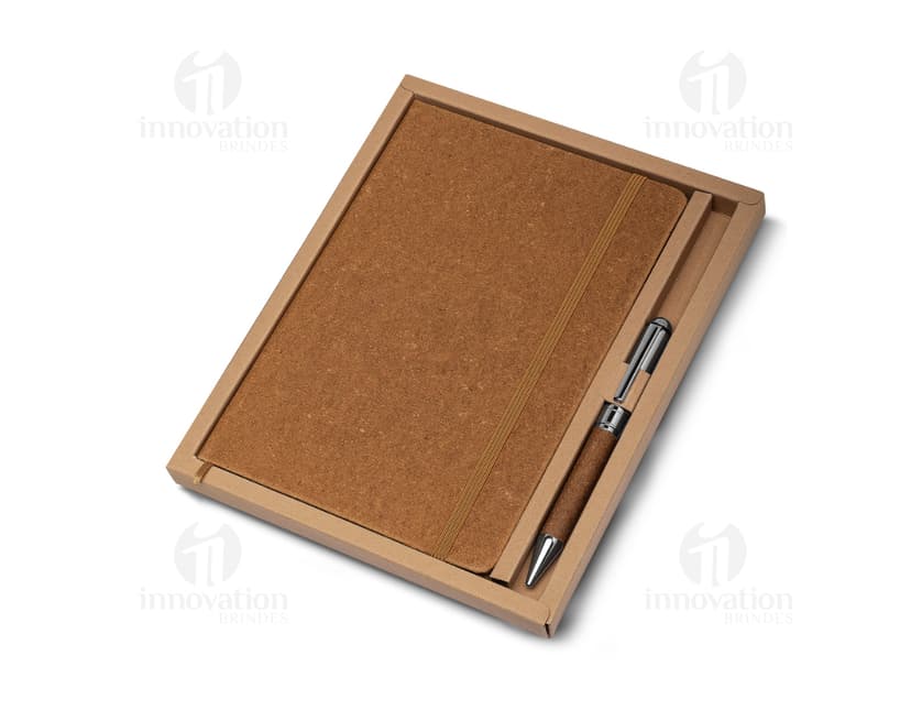 Kit caderno e caneta reciclável em uma mesa de escritório com notebook, papel, livro, caneta, notas em branco, diário, documentos, bloco de notas, lembrete, mensagem, lista, organizador de couro, moeda, carta, notas, lápis e envelope.