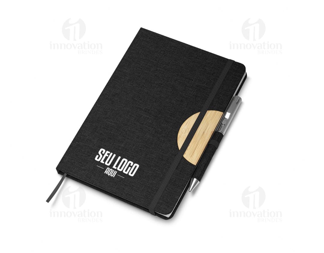 Notebook de couro preto com elástico e caneta, fechado, contendo informações pessoais e financeiras. Inclui wallet de plástico para armazenamento de documentos e money.