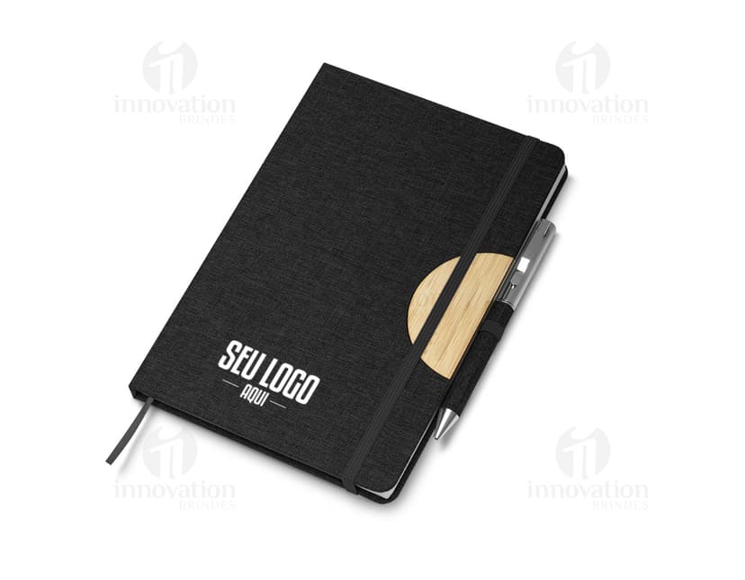 Notebook de couro preto com elástico e caneta, fechado, contendo informações pessoais e financeiras. Inclui wallet de plástico para armazenamento de documentos e money.