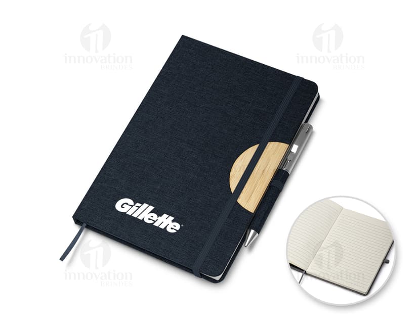 Notebook de couro preto com elástico e caneta, fechado, contendo informações pessoais e financeiras. Inclui wallet de plástico para armazenamento de documentos e money.