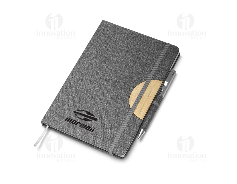 Notebook de couro preto com elástico e caneta, fechado, contendo informações pessoais e financeiras. Inclui wallet de plástico para armazenamento de documentos e money.