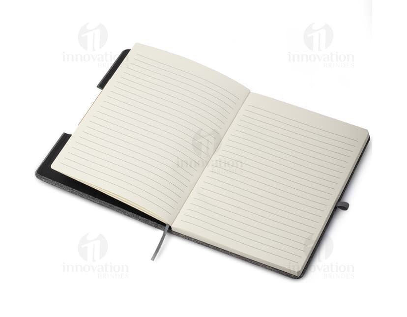 Notebook de couro preto com elástico e caneta, fechado, contendo informações pessoais e financeiras. Inclui wallet de plástico para armazenamento de documentos e money.