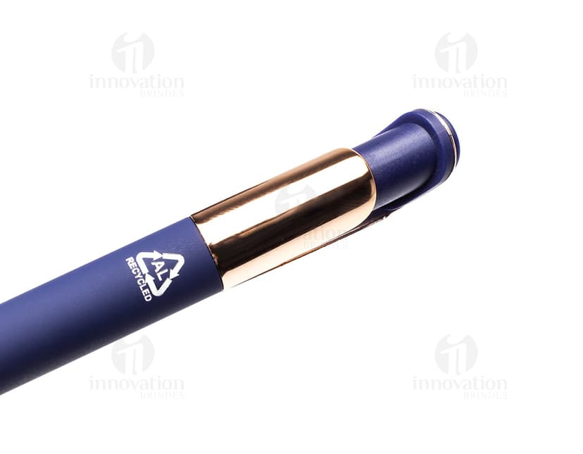 Caneta metálica azul com refil, ideal para uso em escritórios e negócios. Produto de alta qualidade, com ponta fina, indicada para assinaturas e escrita precisa. Embalagem elegante e durável.