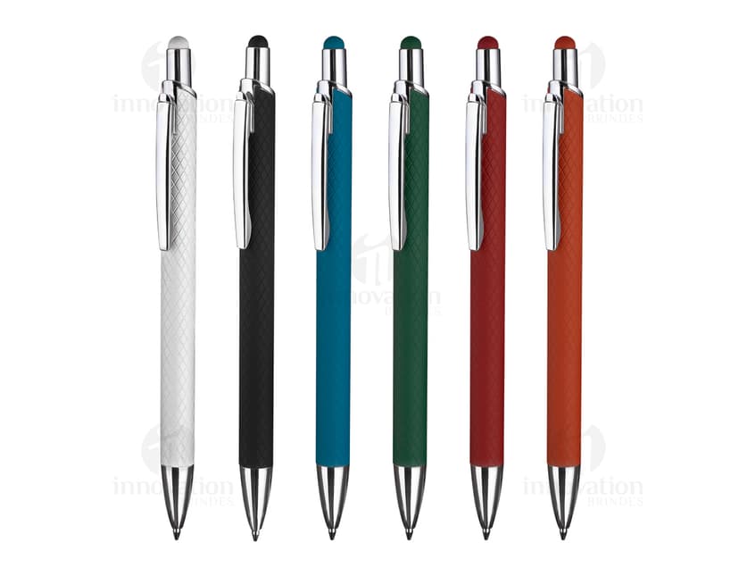 Caneta metálica colorida em destaque entre outros materiais de escrita e desenho, como lápis de cor, lápis de grafite e pincéis. A caneta possui ponta afiada e brilhante, ideal para trabalhos artísticos e profissionais. As cores vibrantes e metalizadas adicionam um toque de criatividade ao ambiente de trabalho ou estudo.