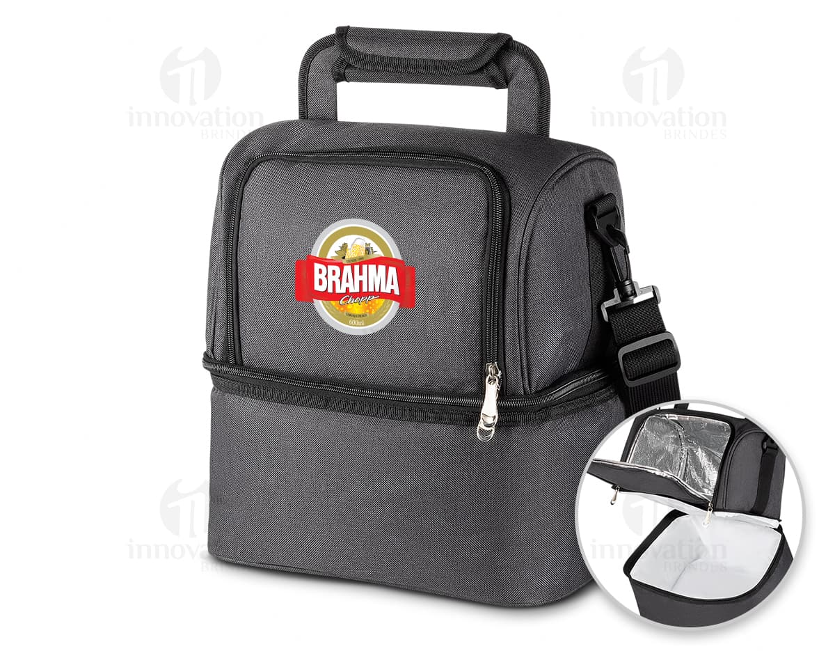 Bolsa térmica com 2 compartimentos em couro preto e metal, estilo moderno e elegante. Possui alça de couro, fecho de metal e detalhes em dourado. Ideal para manter alimentos ou bebidas na temperatura adequada.