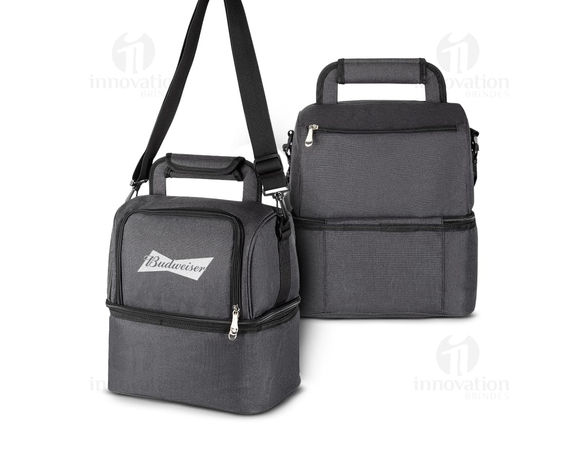Bolsa térmica com 2 compartimentos em couro preto e metal, estilo moderno e elegante. Possui alça de couro, fecho de metal e detalhes em dourado. Ideal para manter alimentos ou bebidas na temperatura adequada.