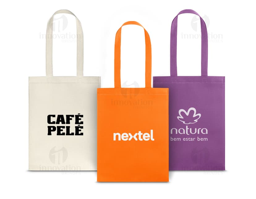 SACOLA 270 x 350 mm amarela com design fashion em uma boutique de shopping, protegida por um cadeado e etiqueta de segurança. O produto está dentro de uma embalagem de metal seguro e protegido.