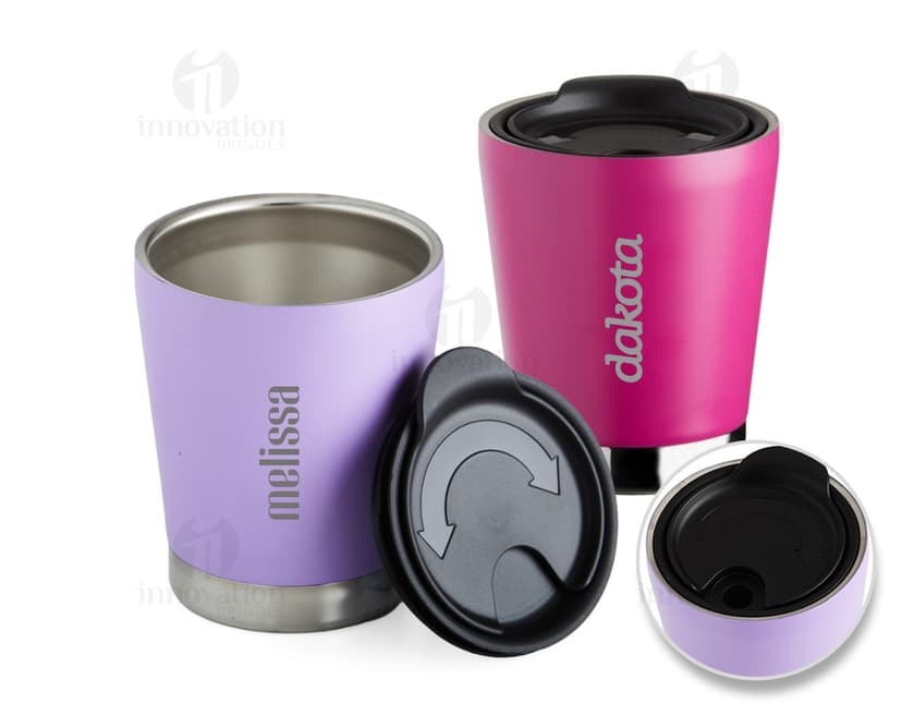Copo de parede dupla de 300ml feito de inox, de cor prateada e brilhante. O copo está limpo e vazio, com design moderno e alça para segurar.