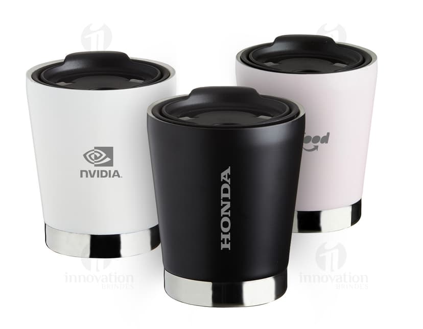 Copo de parede dupla de 300ml feito de inox, de cor prateada e brilhante. O copo está limpo e vazio, com design moderno e alça para segurar.