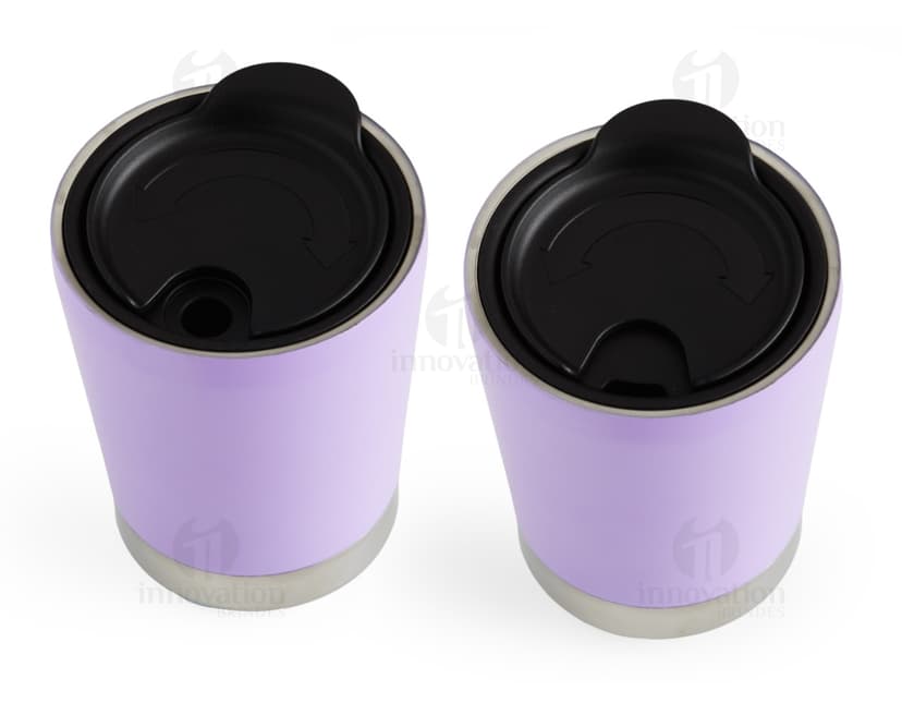 Copo de parede dupla de 300ml feito de inox, de cor prateada e brilhante. O copo está limpo e vazio, com design moderno e alça para segurar.
