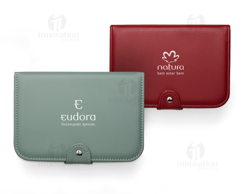 Porta joias com espelho e diversos compartimentos para organizar joias e acessórios. Cor prateada e moderna, ideal para armazenar de forma segura seus pertences de valor.