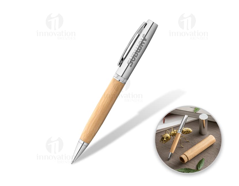 Caneta esferográfica feita de bambu em um estojo. Corpo de metal e detalhes em rosa. Estilo fashion e elegante para uso pessoal ou de negócios.