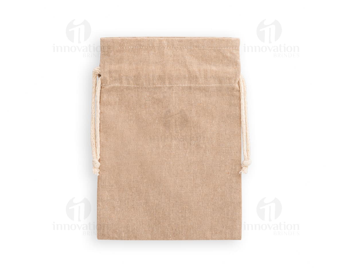 Saquinho de algodão vintage em tecido marrom texturizado com fechamento de cordão de algodão.textContent